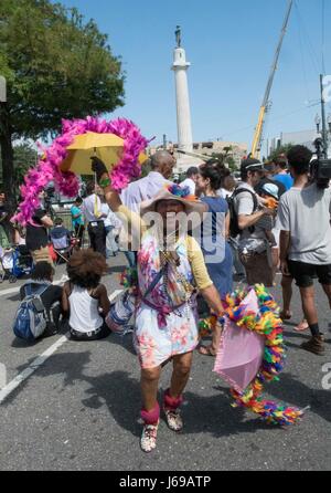 New Orleans, Louisiana USA 19. Mai 2017: Partypeople auf der Straße als Arbeitnehmer vorbereiten zu entfernen, die 16-Fuß hohe Statue von konföderierten General Robert E. Lee, der vierte Denkmal zur Erinnerung an die Konföderation in der Stadt bei einer Abnahmemenge von Bürgermeister Mitch Landrieu entfernt werden. Bildnachweis: Bob Dämmrich/Alamy Live-Nachrichten Stockfoto