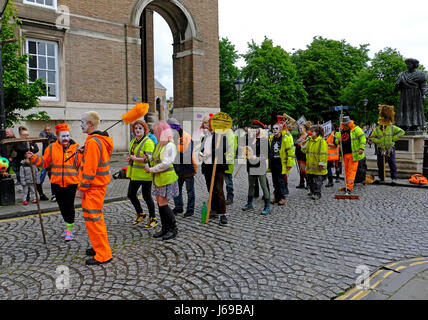 Bristol, UK. 20. Mai 2017. Hundehütte und Freunde drehen eine Video für den Song "Public Services Ltd". Keith Ramsey/Alamy Live-Nachrichten Stockfoto