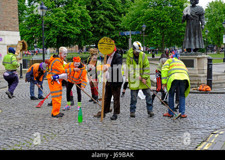 Bristol, UK. 20. Mai 2017. Hundehütte und Freunde drehen eine Video für den Song "Public Services Ltd". Keith Ramsey/Alamy Live-Nachrichten Stockfoto