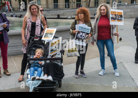 London, UK. 20. Mai 2017. Demonstranten stehen auf dem Trafalgar Square neben anderen auf der ganzen Welt kämpfen Hund Fleisch Güte und Mitgefühl Tag fordern Gesetze auf der ganzen Welt zu protestieren, Tiere, besonders Hunde und Katzen, die wegen ihres Pelzes grausam getötet werden und gegessen werden. Einige statt Plakate mit schrecklichen Bilder von Leben Hunde gefoltert absichtlich auf den Märkten in China und Korea. China ist der weltweit größte Exporteur von Pelz Bekleidung, Beschaffung das Fell von Hund und Katze Schlachthöfe, und Hund Haut Teppiche mit dem Kopf noch befestigt sind beliebt in China, Credit: Peter Marshall/Alamy L Stockfoto