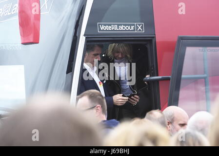 West Kirby, England, Vereinigtes Königreich. 20. Mai 2017. Wahlveranstaltung der Labour-Partei - Führer Jeremy Corbyn wird von riesigen Menschenmassen während eines Besuchs in West Kirby, Margaret Greenwood Kampagne gewinnt in Wirral West zu unterstützen begrüßt. Kredit-David J Colbran / Alamy Live News Stockfoto