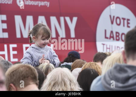 West Kirby, England, Vereinigtes Königreich. 20. Mai 2017. Wahlveranstaltung der Labour-Partei - Führer Jeremy Corbyn wird von riesigen Menschenmassen während eines Besuchs in West Kirby, Margaret Greenwood Kampagne gewinnt in Wirral West zu unterstützen begrüßt. Kredit-David J Colbran / Alamy Live News Stockfoto