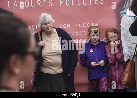 West Kirby, England, Vereinigtes Königreich. 20. Mai 2017. Wahlveranstaltung der Labour-Partei - Führer Jeremy Corbyn wird von riesigen Menschenmassen während eines Besuchs in West Kirby, Margaret Greenwood Kampagne gewinnt in Wirral West zu unterstützen begrüßt. Kredit-David J Colbran / Alamy Live News Stockfoto