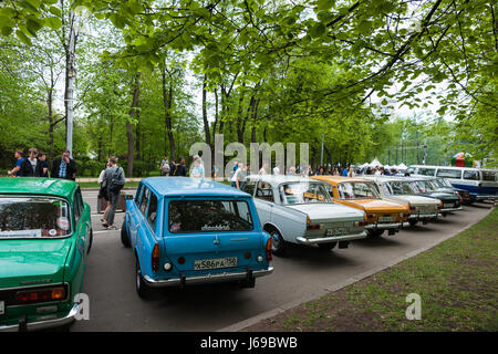 Russland, Moscow. Samstag, 20. Mai 2017. Eine Show von Oldtimern und Motorrädern ist im Gange in Sokolniki Vergnügungspark. Rund 200 Autos und Fahrräder sind ausgesetzt unter freiem Himmel, einschließlich viele sowjetische Autos und Autos aus Schweden, Deutschland, USA, Japan und anderen Ländern der Welt hergestellt. Viele Menschen besuchen die Ausstellung trotz der ausgestoßenen Tag. Sowjet-Ära Moskwitsch (Muskovit) Auto von Moskau Moskwitsch Autofabrik. Beliebt in 1950-70. Die Fabrik wurde im Jahr 2006 Konkurs. Bildnachweis: Alex Bilder/Alamy Live-Nachrichten Stockfoto