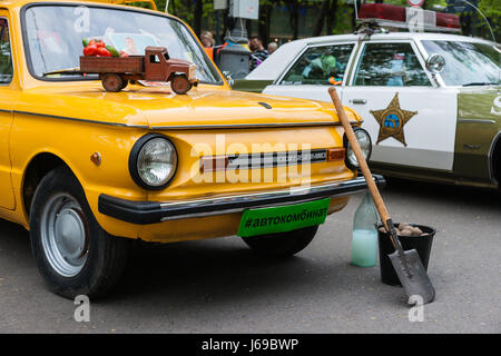 Russland, Moscow. Samstag, 20. Mai 2017. Eine Show von Oldtimern und Motorrädern ist im Gange in Sokolniki Vergnügungspark. Rund 200 Autos und Fahrräder sind ausgesetzt unter freiem Himmel, einschließlich viele sowjetische Autos und Autos aus Schweden, Deutschland, USA, Japan und anderen Ländern der Welt hergestellt. Viele Menschen besuchen die Ausstellung trotz der ausgestoßenen Tag. Am berühmten sowjetischen Zaporozhets Auto mit luftgekühltem Motor. Zur Reise nach Landhaus, Kartoffeln anzubauen und glücklich in Mondschein umzuwandeln. Mondschein? Was tut den Sheriff denkt? Bildnachweis: Alex Bilder/Alamy Live-Nachrichten Stockfoto
