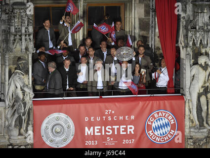 München, Deutschland. 20. Mai 2017. FC Bayern München-Team feiert die Meisterschaft am Marienplatz in München, Deutschland, 20. Mai 2017. Foto: Angelika Warmuth / / Dpa/Alamy Live News Stockfoto