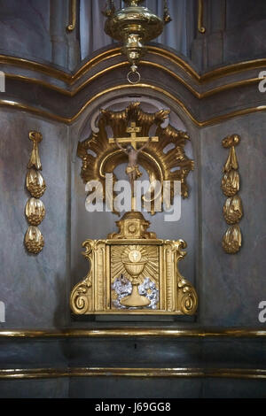 Mainz, Deutschland - 14. Mai 2017: Ein Gold verziert Detail des prunkvollen Hochaltars von St. Stephan-Kirche mit Christus Kreuz und der Heilige Gral am Mai Stockfoto