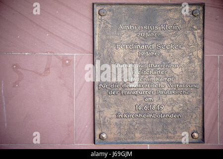 Mainz, Deutschland - 14. Mai 2017: Eine Gedenktafel für die Turner Ambrosius Klein und Ferdinand Secker an der Fassade der St. Stephan Kirche am 14. Mai Stockfoto