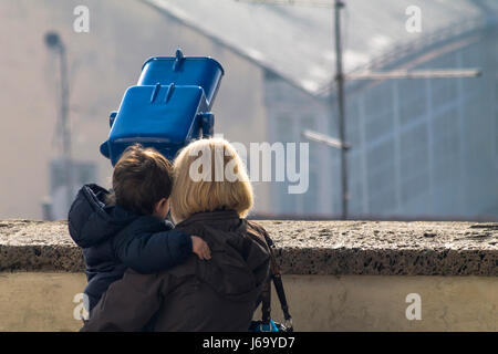 Mutter und Sohn schauen durch ein Fernglas Stockfoto