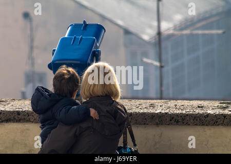 Mutter und Sohn schauen durch ein Fernglas Stockfoto