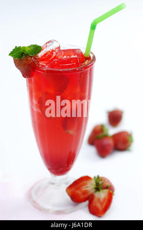 Glas frische Erdbeeren Tee mit Minze auf weißem Hintergrund Stockfoto