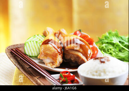 Huhn mit Reis mit Austern-Sauce, Gurken und Salat auf Tablett Stockfoto