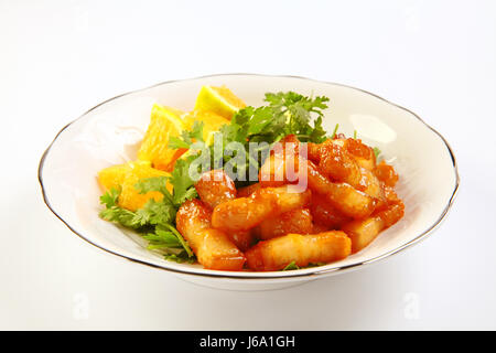 Schweinefleisch geschmort mit Orangen auf weiße Schale geschnitten Stockfoto