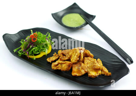 Gegrillte Krokodil mit Butter-Chili-Sauce und Salat Stockfoto