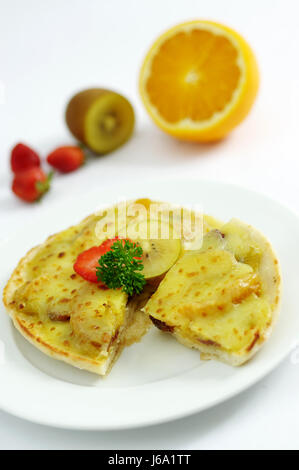 Obst-Pizza im koreanischen Stil mit Orange, Erdbeere und kiwi Stockfoto