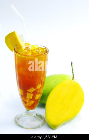 Glas frischer Mango Tee auf weißem Hintergrund Stockfoto