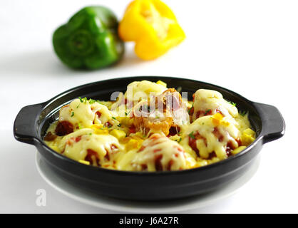 Hot Chili Schweinerippchen, überbacken mit Käse in schwarz Eintopf Stockfoto