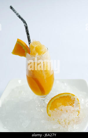 Glas Orange cocktail mit frischem Obst auf Eis-Hintergrund Stockfoto