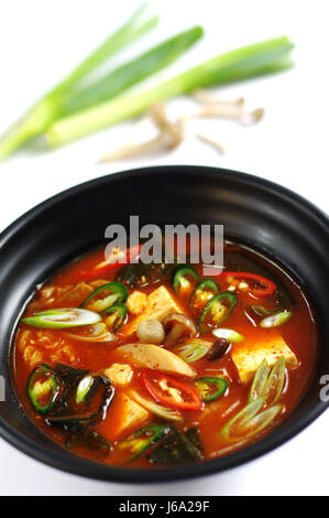 Hot Chili Tofu Suppe mit Zwiebel in schwarz Schüssel Stockfoto