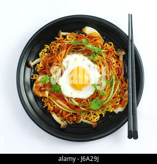 Hot Chili Ramen-Nudeln mit Ei und Pilze in schwarzes Eintopf Stockfoto