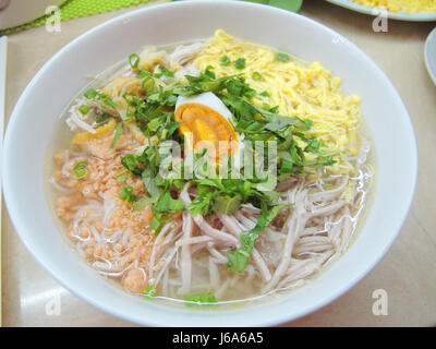 Vietnamesische Nudeln mit Ei, Huhn und Schweinefleisch oder Bun Thang in Schüssel weiß Stockfoto