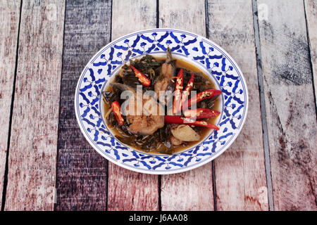 Thai Rezept, in Scheiben geschnitten Spicy Wels-Curry in Kokosmilch mit Morinda Citrifolia Blatt Aufruf Kaeng Pla Dook Bai Yoor in Thai. Stockfoto