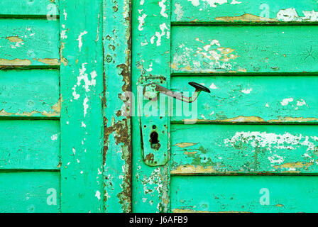 alte grüne Holztür mit Lamellen Stockfoto