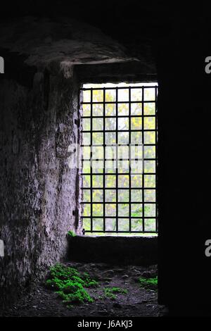 Ein Turm Fenster von innen Blarney Castle in Blarney, County Cork, Irland gezeigt. Das Schloss wurde 1446 von Dermot McCarthy gebaut. Stockfoto