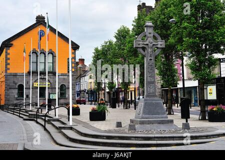 Stadtzentrum von Cashel, County Tipperary, Irland. Die farbenfrohe Gebäude im Hintergrund ist das Cashel Heritage Center. Stockfoto