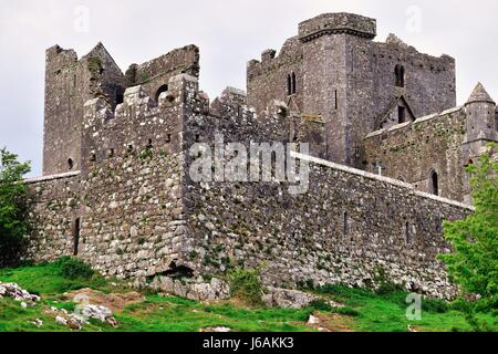Der Rock of Cashel erhebt sich über die irische Landschaft in Cashel, County Tipperary, Irland. Stockfoto