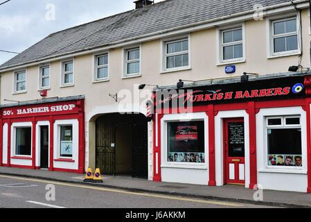 Barber Shop Reihe, einschließlich traditionelle Barber Pole in der kleinen Stadt Midleton, County Cork, Irland. Stockfoto