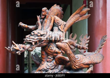 Deyang, Provinz Sichuan, China - Apr 30, 2017: Drache holz skulptur in SanSuCi Tempel Stockfoto