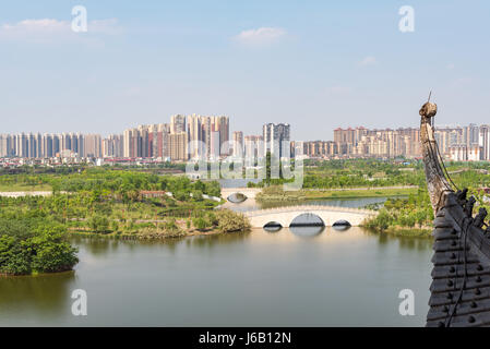 Meishan, Provinz Sichuan, China - 29. April 2017: Luftaufnahme der Stadt und ein See aus YuanJingLou Gebäude Stockfoto
