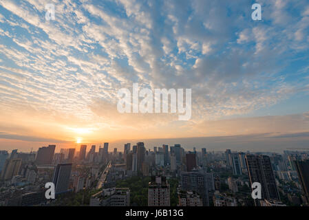 Chengdu, Provinz Sichuan, China - 28. April 2017: Skyline der Stadt bei Sonnenaufgang Stockfoto