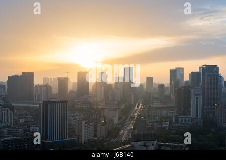 Chengdu, Provinz Sichuan, China - 22. April 2017: Skyline der Stadt bei Sonnenaufgang Stockfoto