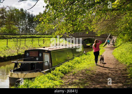 Großbritannien, England, Cheshire, Kerridge, Menschen zu Fuß auf Treidelpfad neben Narrowboat auf Macclesfield Kanal Stockfoto