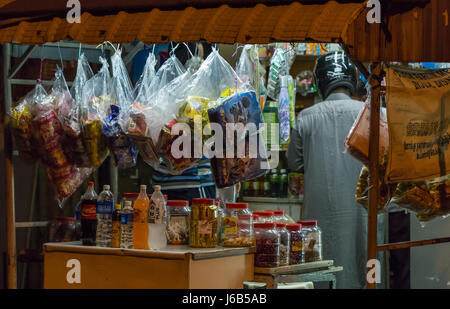 Straßenverkäufer essen zu Kochen auf Ihren Ständen am Straßenrand in Georgetown, Penang, Malaysia. Stockfoto