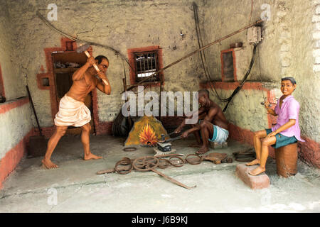 Schmied am arbeiten, Skulpturen Museum, Kaneri Mathematik, Kolhapur, Maharashtra Stockfoto