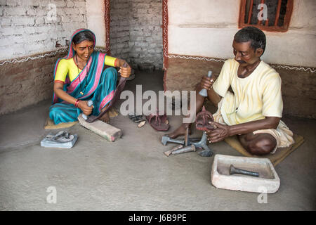 Schuhmacher zu Sandalen, Skulpturenmuseum, Kaneri Mathematik, Kolhapur, Maharashtra Stockfoto