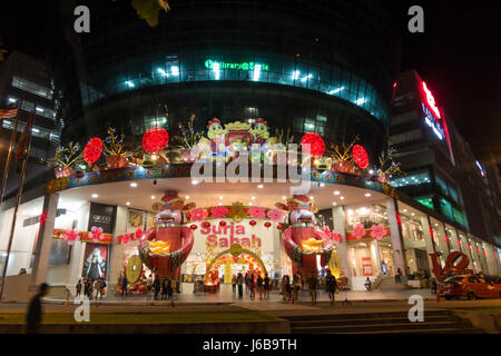 Shopping Mall mit hellen Lichtern für chinesisches neues Jahr eingerichtet. Kota Kinabalu, Malaysia. Stockfoto