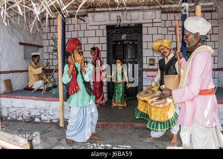 Dorfbewohner, die Durchführung, Bhajan und Kirtan, Skulptur Museum, Kaneri Mathematik, Kolhapur, Maharashtra Stockfoto