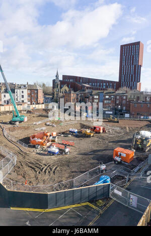 Städtische Baustelle im Stadtzentrum von Leeds mit Maschinen und modernen Gebäuden im Hintergrund unter hellem bewölktem Himmel Stockfoto