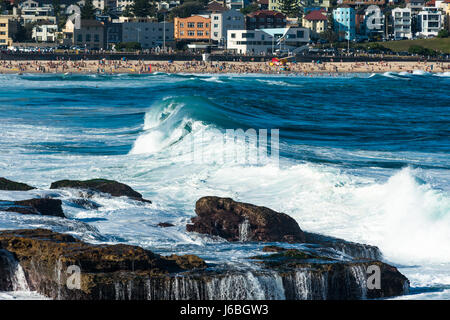 Wellen über die Felsen in der Nähe von Bondi Beach, Sydney, Australien Stockfoto