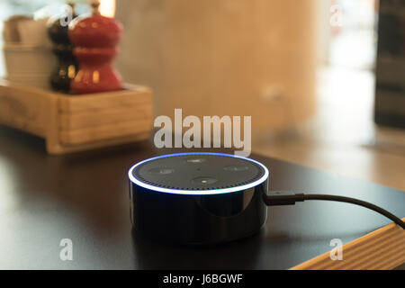 BANGKOK, THAILAND - Mehrzwecksaal 2: Selektiven Fokus auf Amazon Echo Dot-Version 2, die Spracherkennung, die Streaming-Gerät von Amazon in Coffee-Shop auf Fa Stockfoto
