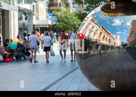 Moderne Skulptur "The Malls Balls" in Rundle Street Mall das größte Einkaufszentrum in Adelaide, South Australia. Stockfoto