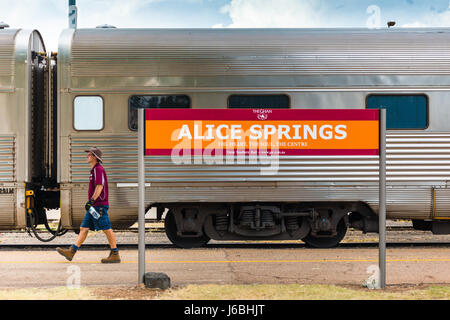 Der berühmte Ghan Zug am Bahnhof von Alice Springs. Zentralaustralien. Stockfoto