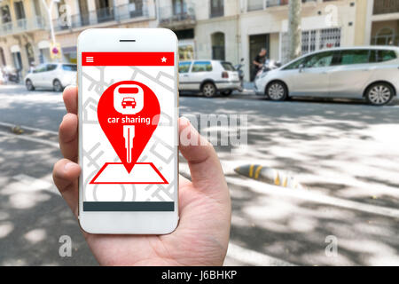 Car-sharing-Service oder Mietwagen Konzept. Austausch von Wirtschaft und kollaborativen Konsum. Kunden Hand hält Smartphone mit Ikonen Anwendungsbildschirm Stockfoto