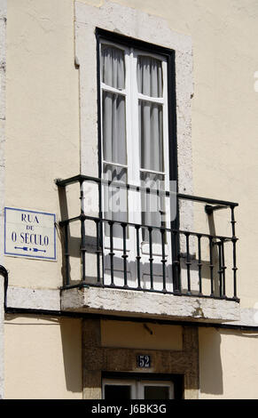 Rua de O Seculo, Lissabon, Portugal, gebaut am Hang, mit Straßen und Gebäuden, die auf einander gestapelt Stockfoto