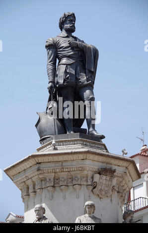 Monumentalskulptur von Luis Camoes, große portugiesische Dichter und Dramatiker, in Largo de Camoes, Lissabon. Stockfoto