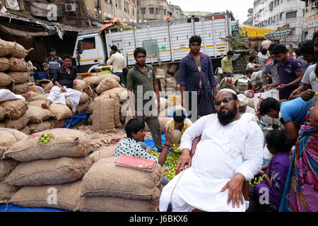 Die Atmosphäre im Obstmarkt in Morgen mal in Kolkata, Indien am 11. Februar 2016. Stockfoto